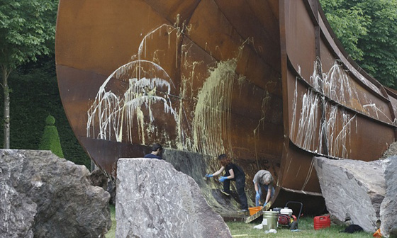 باريس: تغطية عبارت معادية للسامية على عمل فني.. بالذهب  صورة رقم 6