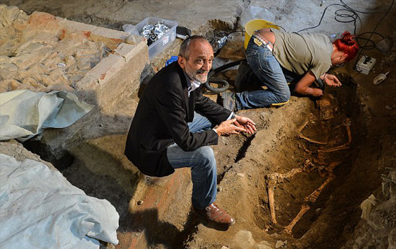 ايطاليا: موناليزا دافنشي تُبعث في رفات بشرية مثيرة للجدل صورة رقم 2 ايطاليا: موناليزا دافنشي تُبعث في رفات بشرية مثيرة للجدل صورة رقم 2