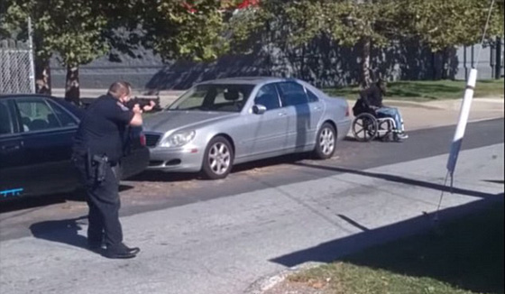 فيديو مؤلم.. الشرطة الامريكية تمطر مقعدا بالرصاص لهذا السبب الغريب صورة رقم 2 فيديو مؤلم.. الشرطة الامريكية تمطر مقعدا بالرصاص لهذا السبب الغريب صورة رقم 2