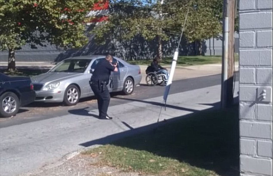 فيديو مؤلم.. الشرطة الامريكية تمطر مقعدا بالرصاص لهذا السبب الغريب صورة رقم 1 فيديو مؤلم.. الشرطة الامريكية تمطر مقعدا بالرصاص لهذا السبب الغريب صورة رقم 1