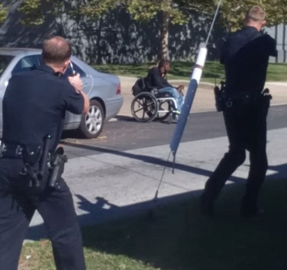 فيديو مؤلم.. الشرطة الامريكية تمطر مقعدا بالرصاص لهذا السبب الغريب صورة رقم 3 فيديو مؤلم.. الشرطة الامريكية تمطر مقعدا بالرصاص لهذا السبب الغريب صورة رقم 3