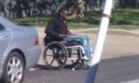 فيديو مؤلم.. الشرطة الامريكية تمطر مقعدا بالرصاص لهذا السبب الغريب صورة رقم 4 فيديو مؤلم.. الشرطة الامريكية تمطر مقعدا بالرصاص لهذا السبب الغريب صورة رقم 4