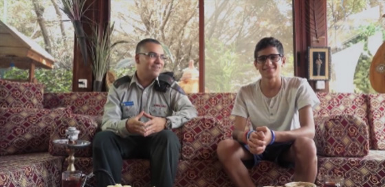 ادرعي يعايد على صديقه المسلم واحدهم يسخر منه قائلا ناقصك تحج صورة رقم 1