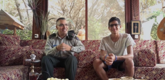 ادرعي يعايد على صديقه المسلم واحدهم يسخر منه قائلا ناقصك تحج صورة رقم 2