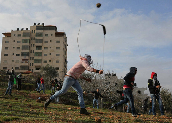 اسرائيل تضيق الحناق على راشقي الحجارة وتحاصرهم بالرصاص الحي صورة رقم 1