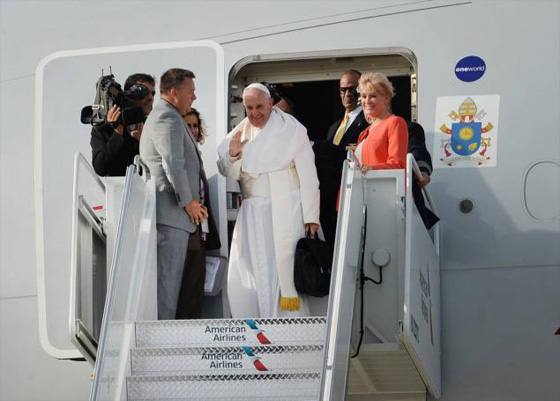 بابا الفاتيكان ابن المهجرين يحلق في طريقهم وينظر الى تمثال الحرية  صورة رقم 1