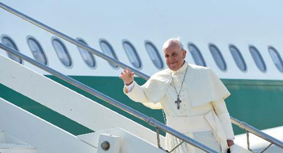 بابا الفاتيكان ابن المهجرين يحلق في طريقهم وينظر الى تمثال الحرية  صورة رقم 2