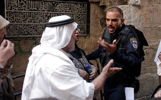 الشرطة الاسرائيلية تقتحم الاقصى صباحا ومواجهات عنيفة تنذر بالاسوأ صورة رقم 1