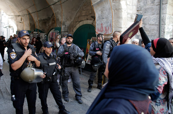 الشرطة الاسرائيلية تقتحم الاقصى صباحا ومواجهات عنيفة تنذر بالاسوأ صورة رقم 2