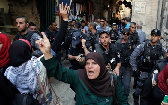 الشرطة الاسرائيلية تقتحم الاقصى صباحا ومواجهات عنيفة تنذر بالاسوأ صورة رقم 4