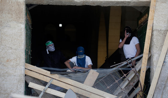 الشرطة الاسرائيلية تقتحم الاقصى صباحا ومواجهات عنيفة تنذر بالاسوأ صورة رقم 7