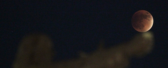 هل ننتظر المزيد من الكوارث؟ ظهور قمر الدم مجددا فجر اليوم صورة رقم 4 هل ننتظر المزيد من الكوارث؟ ظهور قمر الدم مجددا فجر اليوم صورة رقم 4