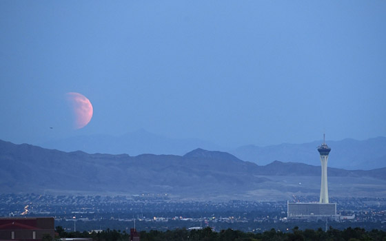 هل ننتظر المزيد من الكوارث؟ ظهور قمر الدم مجددا فجر اليوم صورة رقم 5 هل ننتظر المزيد من الكوارث؟ ظهور قمر الدم مجددا فجر اليوم صورة رقم 5