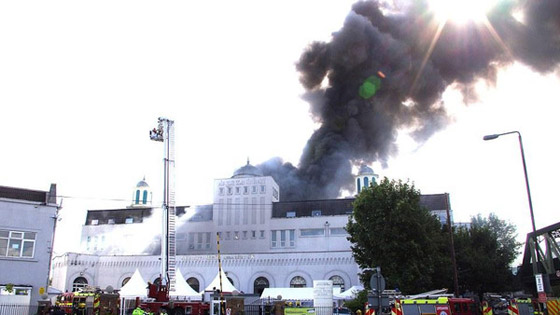  حريق هائل في المسجد الكبير بلندن واصابة رجل اربعيني صورة رقم 1