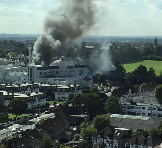  حريق هائل في المسجد الكبير بلندن واصابة رجل اربعيني صورة رقم 3
