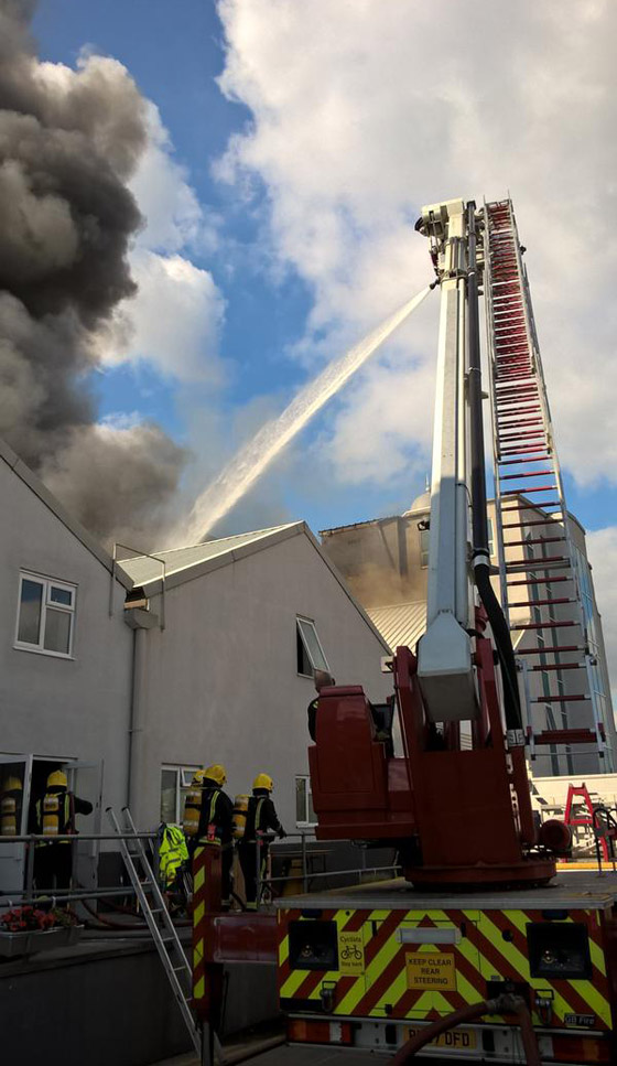  حريق هائل في المسجد الكبير بلندن واصابة رجل اربعيني صورة رقم 4