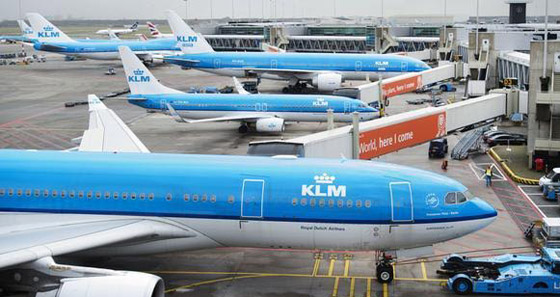 تغريم مسافر حاول فتح باب الطائرة معتقدا انه باب المراحيض! صورة رقم 1 تغريم مسافر حاول فتح باب الطائرة معتقدا انه باب المراحيض! صورة رقم 1