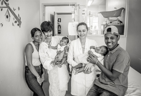 مصور يتتبع حالة طفلتين ملتصقتين حتى انفصالهما جسديا صورة رقم 9