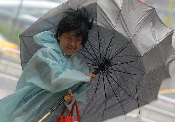 قتيلان و300 جريح حصيلة اعصار دوجوان العنيف في تايوان صورة رقم 2