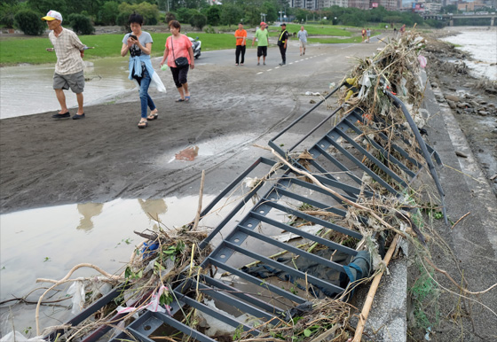 قتيلان و300 جريح حصيلة اعصار دوجوان العنيف في تايوان صورة رقم 3