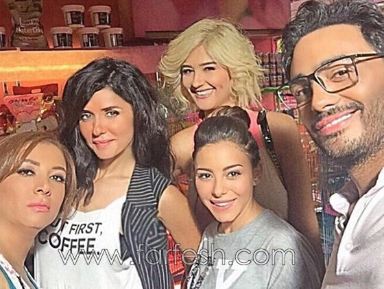 بعد موجة انتقادات، تامر حسني يصطحب زوجته بسمة بوسيل لمشاهدة فيلم (اهواك)  صورة رقم 5
