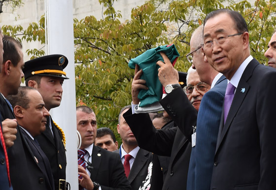 فلسطين ترفع علمها في الامم المتحدة لاول مرة.. وعباس يقول لاسرائيل لا صورة رقم 1