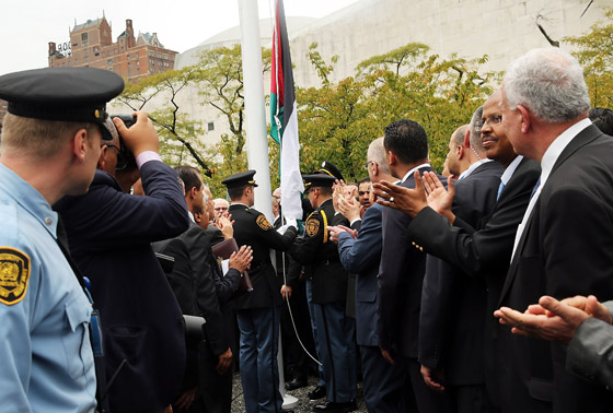 فلسطين ترفع علمها في الامم المتحدة لاول مرة.. وعباس يقول لاسرائيل لا صورة رقم 6