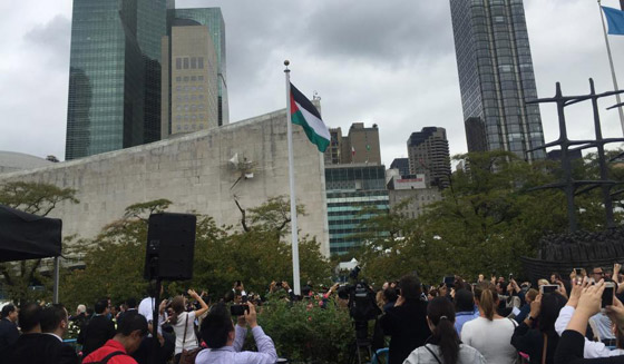 فلسطين ترفع علمها في الامم المتحدة لاول مرة.. وعباس يقول لاسرائيل لا صورة رقم 10