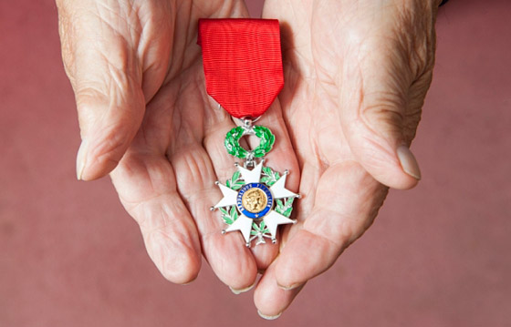 بريطانيا تكرم أقصر جندي فرنسي لتمكنه من أسر اطول جندي الماني صورة رقم 2