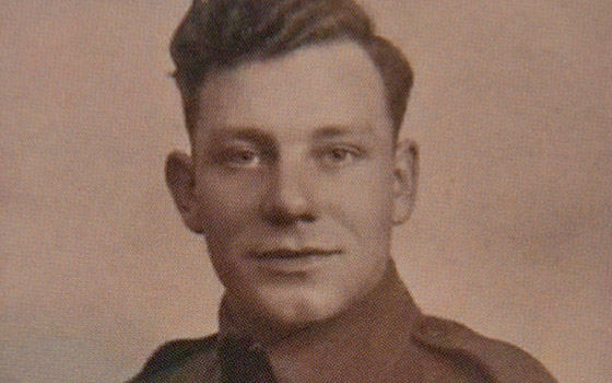 بريطانيا تكرم أقصر جندي فرنسي لتمكنه من أسر اطول جندي الماني صورة رقم 1