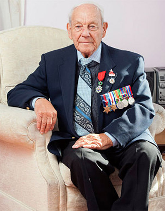 بريطانيا تكرم أقصر جندي فرنسي لتمكنه من أسر اطول جندي الماني صورة رقم 4