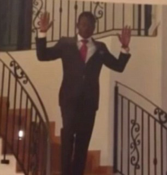  ادعى النبوة ومعجزته المشي في الهواء لكن ظله فضحه!! صورة رقم 1