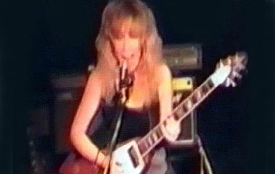 عازفة روك بريطانية بعد انضمامها لداعش: أنتم المسيحيون تستحقون قطع الرؤوس بالسكين صورة رقم 4 عازفة روك بريطانية بعد انضمامها لداعش: أنتم المسيحيون تستحقون قطع الرؤوس بالسكين صورة رقم 4