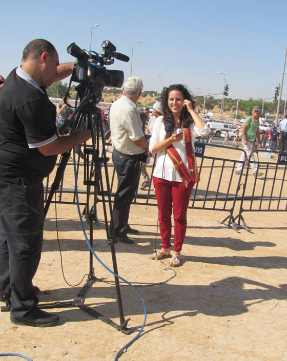 اصابة مراسلة قناة الميادين الصحفية هناء محاميد.. لحظة اثر لحظة صورة رقم 2 اصابة مراسلة قناة الميادين الصحفية هناء محاميد.. لحظة اثر لحظة صورة رقم 2