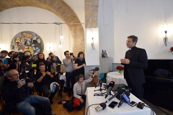 اعلان كاهن بولندي عن هويته المثلية يثير غضب الفاتيكان صورة رقم 10