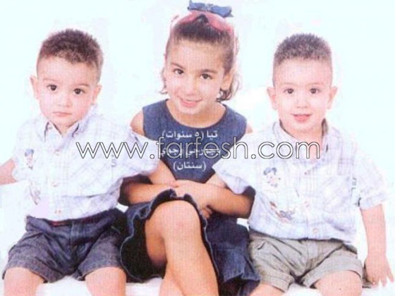 تيا وحيدة نوال الزغبي بين توأمين ذكور تشع بريقا وبراءة وعفوية صورة رقم 1