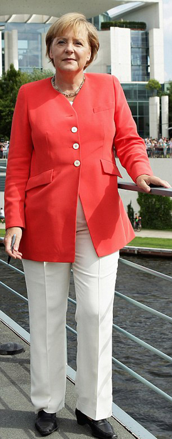 ميركل تكشف اسرارها: والدتي تحكي لي اخبار العائلة واشعر بالقلق من الكلاب! صورة رقم 4