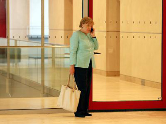 ميركل تكشف اسرارها: والدتي تحكي لي اخبار العائلة واشعر بالقلق من الكلاب! صورة رقم 1