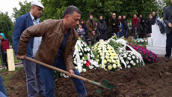 رابطة الوطن تكسر الحواجز وتدفع مسيحيا مصريا لدفن بلدياته المسلم صورة رقم 1 رابطة الوطن تكسر الحواجز وتدفع مسيحيا مصريا لدفن بلدياته المسلم صورة رقم 1