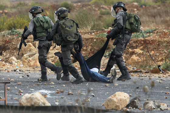 وحوش اسرائيل يندسون بين الفلسطينيين ويطلقون النار عليهم!! صورة رقم 11 وحوش اسرائيل يندسون بين الفلسطينيين ويطلقون النار عليهم!! صورة رقم 11