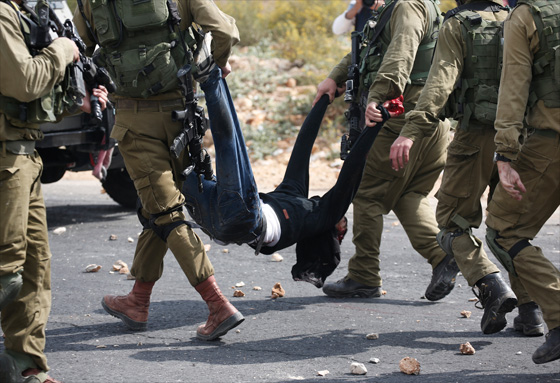 وحوش اسرائيل يندسون بين الفلسطينيين ويطلقون النار عليهم!! صورة رقم 13 وحوش اسرائيل يندسون بين الفلسطينيين ويطلقون النار عليهم!! صورة رقم 13