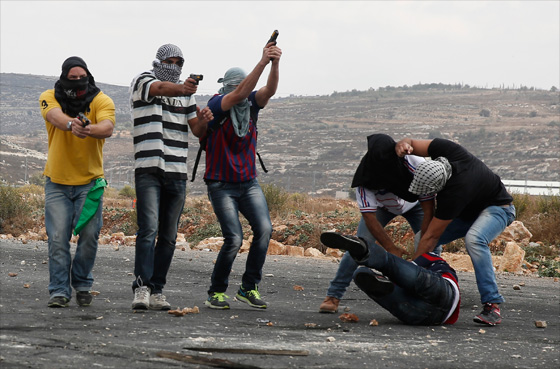 وحوش اسرائيل يندسون بين الفلسطينيين ويطلقون النار عليهم!! صورة رقم 6 وحوش اسرائيل يندسون بين الفلسطينيين ويطلقون النار عليهم!! صورة رقم 6