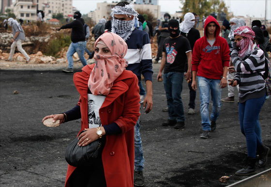 وحوش اسرائيل يندسون بين الفلسطينيين ويطلقون النار عليهم!! صورة رقم 16 وحوش اسرائيل يندسون بين الفلسطينيين ويطلقون النار عليهم!! صورة رقم 16
