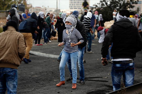 وحوش اسرائيل يندسون بين الفلسطينيين ويطلقون النار عليهم!! صورة رقم 20 وحوش اسرائيل يندسون بين الفلسطينيين ويطلقون النار عليهم!! صورة رقم 20