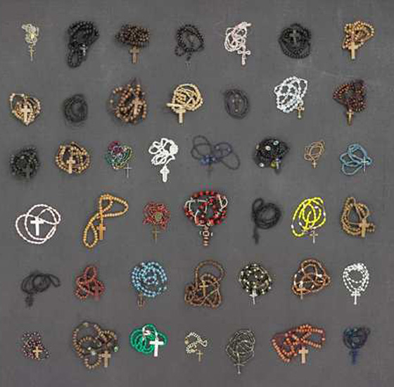 معرض يجسد مأساة المهاجرين ويقدم ما يتركونه وراءهم من اغراض صورة رقم 1 معرض يجسد مأساة المهاجرين ويقدم ما يتركونه وراءهم من اغراض صورة رقم 1