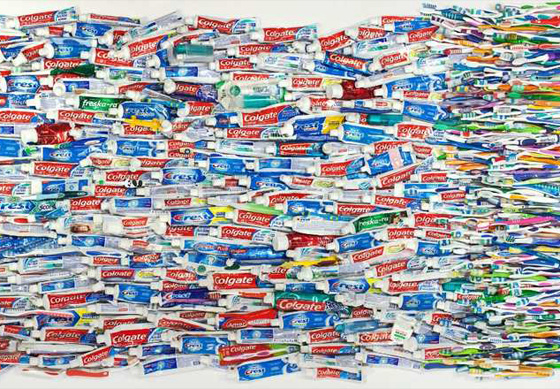 معرض يجسد مأساة المهاجرين ويقدم ما يتركونه وراءهم من اغراض صورة رقم 2 معرض يجسد مأساة المهاجرين ويقدم ما يتركونه وراءهم من اغراض صورة رقم 2