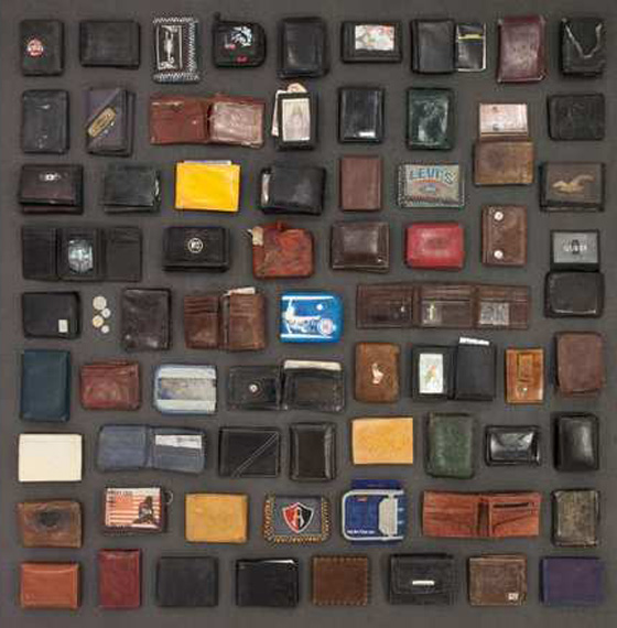 معرض يجسد مأساة المهاجرين ويقدم ما يتركونه وراءهم من اغراض صورة رقم 4 معرض يجسد مأساة المهاجرين ويقدم ما يتركونه وراءهم من اغراض صورة رقم 4