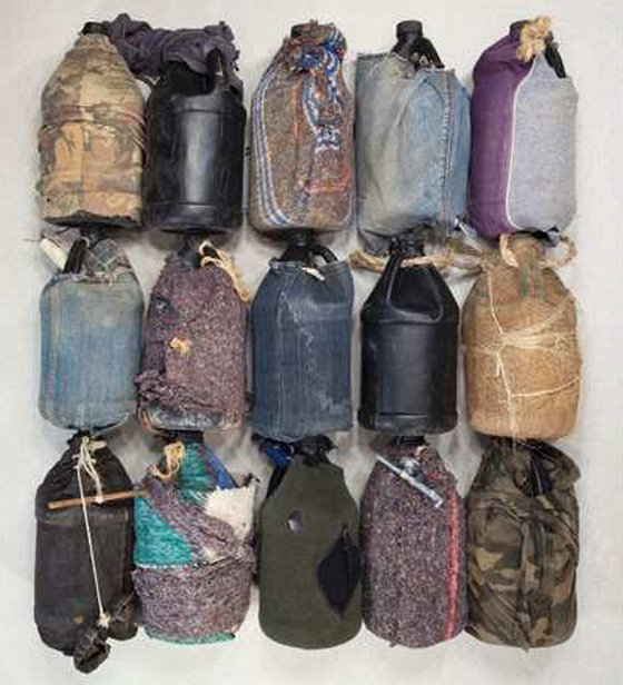 معرض يجسد مأساة المهاجرين ويقدم ما يتركونه وراءهم من اغراض صورة رقم 5 معرض يجسد مأساة المهاجرين ويقدم ما يتركونه وراءهم من اغراض صورة رقم 5