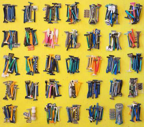 معرض يجسد مأساة المهاجرين ويقدم ما يتركونه وراءهم من اغراض صورة رقم 7 معرض يجسد مأساة المهاجرين ويقدم ما يتركونه وراءهم من اغراض صورة رقم 7