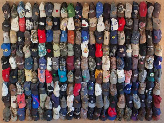 معرض يجسد مأساة المهاجرين ويقدم ما يتركونه وراءهم من اغراض صورة رقم 8 معرض يجسد مأساة المهاجرين ويقدم ما يتركونه وراءهم من اغراض صورة رقم 8